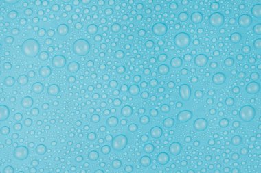 Mavi arkaplan dokusuna su damlaları. Arkaplan camı su damlalarıyla kaplı. Sudaki kabarcıklar