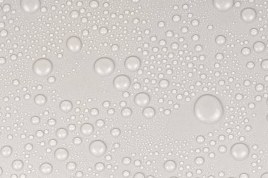 Beyaz arkaplan dokusuna su damlaları. Arkaplan camı su damlalarıyla kaplı. Sudaki gri kabarcıklar