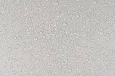 Beyaz arkaplan dokusuna su damlaları. Arkaplan camı su damlalarıyla kaplı. Sudaki gri kabarcıklar