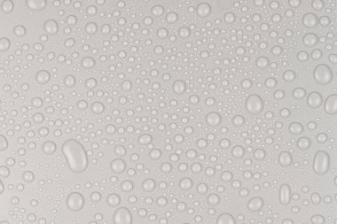 Beyaz arkaplan dokusuna su damlaları. Arkaplan camı su damlalarıyla kaplı. Sudaki gri kabarcıklar