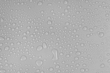 Beyaz arkaplan dokusuna su damlaları. Arkaplan camı su damlalarıyla kaplı. Sudaki gri kabarcıklar