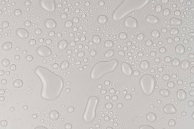 Beyaz arkaplan dokusuna su damlaları. Arkaplan camı su damlalarıyla kaplı. Sudaki gri kabarcıklar