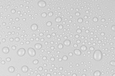 Beyaz arkaplan dokusuna su damlaları. Arkaplan camı su damlalarıyla kaplı. Sudaki gri kabarcıklar