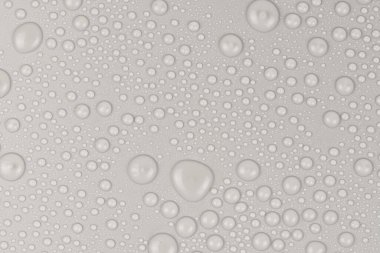 Beyaz arkaplan dokusuna su damlaları. Arkaplan camı su damlalarıyla kaplı. Sudaki gri kabarcıklar
