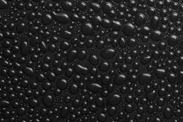 水滴在黑色背景纹理上 深色的背景玻璃上布满了水滴 水中的黑色气泡 — 图库照片