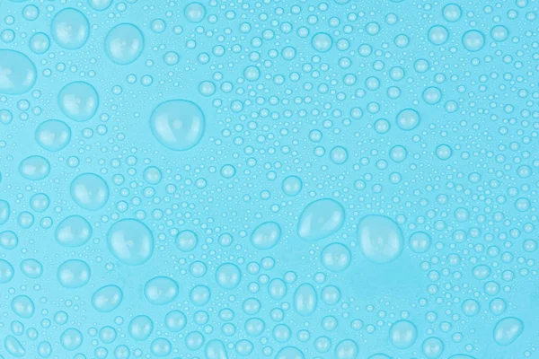 Mavi arkaplan dokusuna su damlaları. Arkaplan camı su damlalarıyla kaplı. Sudaki kabarcıklar