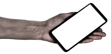 Siyah yeni akıllı telefonu tutan Afro bir kadın. Beyaz arka planda boş ekran var. Telefon kırpma yolunu kullanan eller