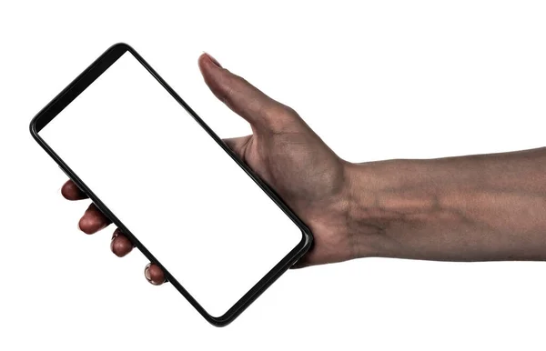 Afro Kobieta Ręka Trzyma Czarny Nowy Smartfon Pustym Ekranem Izolowane — Zdjęcie stockowe