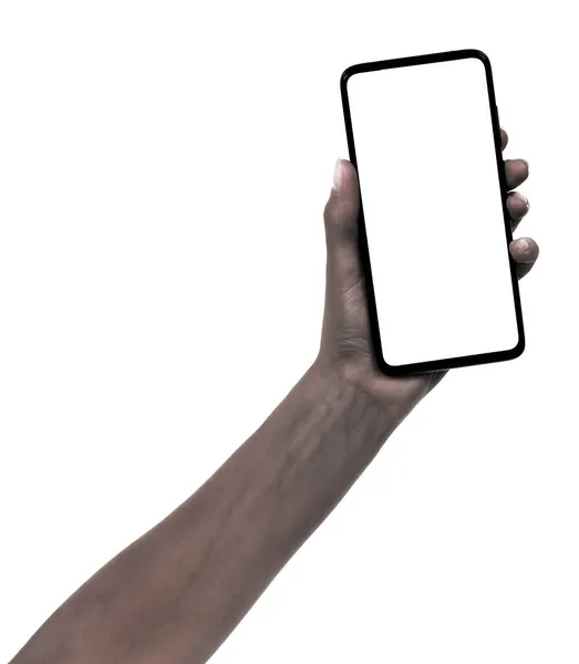 アフリカの女性の手は 空白の画面の隔離された白い背景と黒の新しいスマートフォンを保持します 携帯電話のクリッピングパスを使って — ストック写真