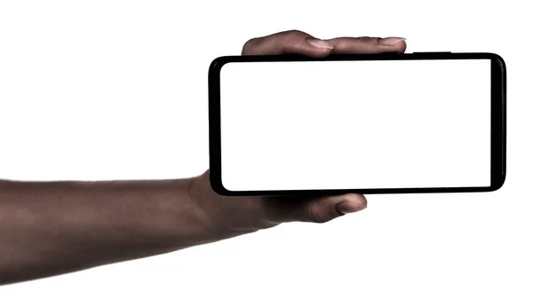 アフリカの女性の手は 空白の画面の隔離された白い背景と黒の新しいスマートフォンを保持します 携帯電話のクリッピングパスを使って — ストック写真