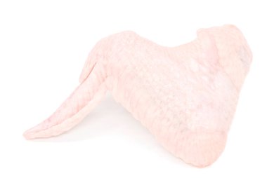 Beyaz arka planda soyutlanmış çiğ tavuk kanatları. kuş kanatları