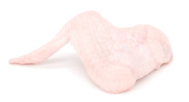 Beyaz arka planda soyutlanmış çiğ tavuk kanatları. kuş kanatları