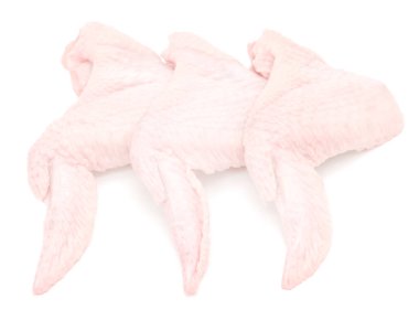 Beyaz arka planda soyutlanmış çiğ tavuk kanatları. kuş kanatları