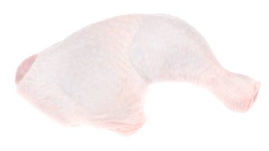 Beyaz arka planda çiğ tavuk bacağı izole edilmiş.