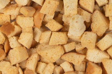 Kurutulmuş krakerlerin arka plan dokusu. Kurutulmuş küçük ekmek parçaları. Ekmek kırıntıları.