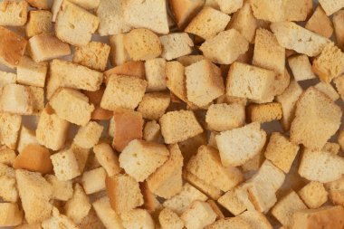 Kurutulmuş krakerlerin arka plan dokusu. Kurutulmuş küçük ekmek parçaları. Ekmek kırıntıları.