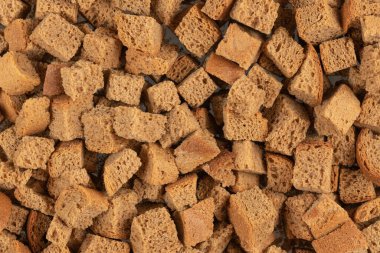 Kurutulmuş krakerlerin arka plan dokusu. Kurutulmuş küçük ekmek parçaları. Ekmek kırıntıları.