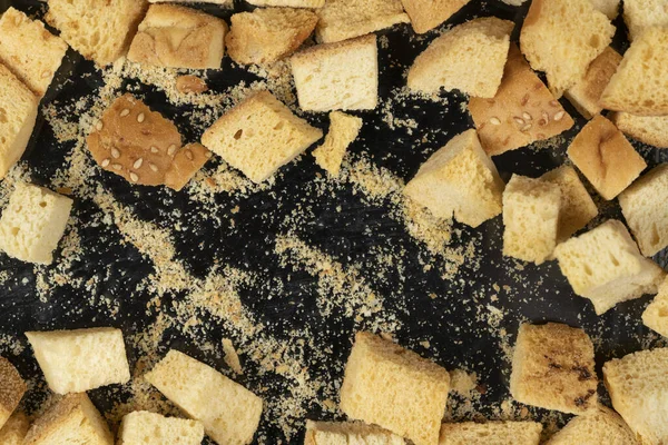 Cracker Forno Sfondo Nero Vicino Cumulo Piccoli Pezzi Pane Secco — Foto Stock