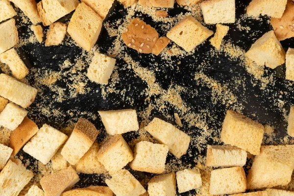 Pečené Sušenky Černém Pozadí Zblízka Hromádka Malých Kousků Sušeného Chleba — Stock fotografie