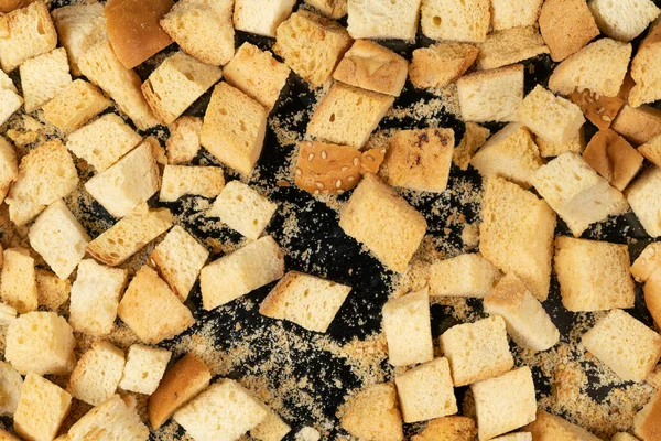 Cracker Forno Sfondo Nero Vicino Cumulo Piccoli Pezzi Pane Secco — Foto Stock