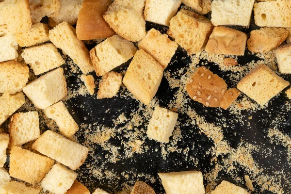 Cracker Forno Sfondo Nero Vicino Cumulo Piccoli Pezzi Pane Secco — Foto Stock