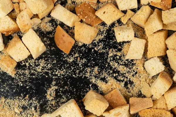 Pečené Sušenky Černém Pozadí Zblízka Hromádka Malých Kousků Sušeného Chleba — Stock fotografie