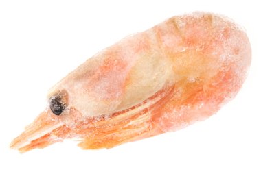 Beyaz arka planda soyulmamış donmuş karides. yakın plan
