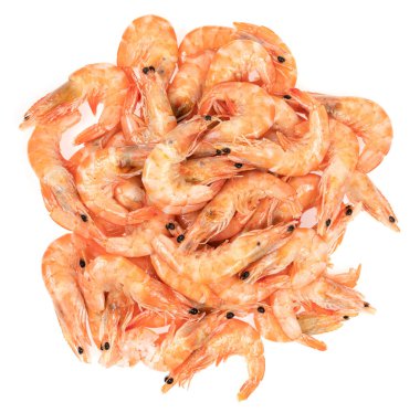 Kabuğu soyulmamış taze karides beyaz arka planda izole edilmiş. yakın plan