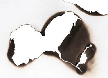 Beyaz kağıtta izole edilmiş yanmış bir delik. Yanan sınırlar kağıdı kapat