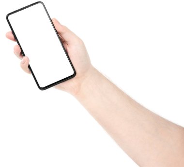 Beyaz arka planı boş ekranlı siyah yeni akıllı telefonu tutan bir erkek. Erkek eller telefon kesme yolunu kullanıyor. Tasarımcı için boş