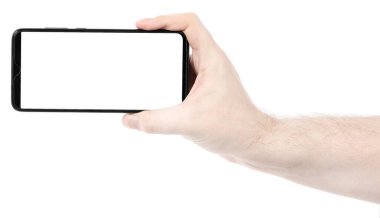 Beyaz arka planı boş ekranlı siyah yeni akıllı telefonu tutan bir erkek. Erkek eller telefon kesme yolunu kullanıyor. Tasarımcı için boş