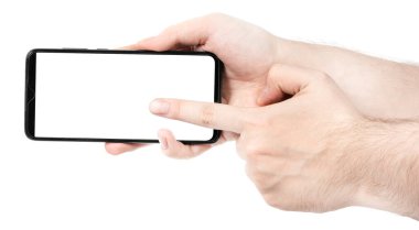 Beyaz arka planı boş ekranlı siyah yeni akıllı telefonu tutan bir erkek. Erkek eller telefon kesme yolunu kullanıyor. Tasarımcı için boş