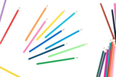 Beyaz bir arka plan üzerinde izole ahşap renkli kalemler.