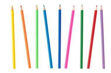 Beyaz bir arka plan üzerinde izole ahşap renkli kalemler.