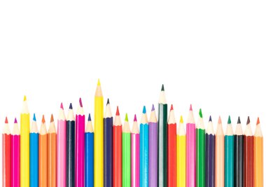 Beyaz arka planda izole edilmiş tahta renkli kalemler. Büyük bir planda çok renkli bir kalem satırı