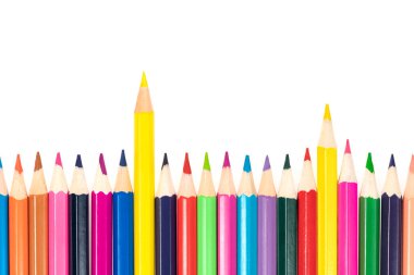 Beyaz arka planda izole edilmiş tahta renkli kalemler. Büyük bir planda çok renkli bir kalem satırı