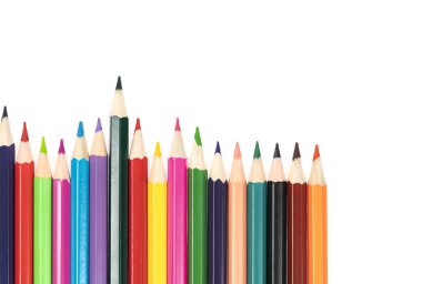 Beyaz arka planda izole edilmiş tahta renkli kalemler. Büyük bir planda çok renkli bir kalem satırı