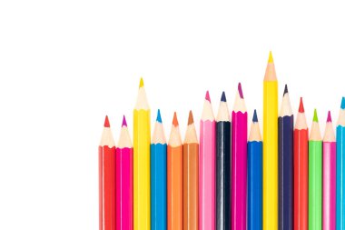 Beyaz arka planda izole edilmiş tahta renkli kalemler. Büyük bir planda çok renkli bir kalem satırı