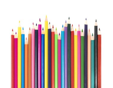 Beyaz arka planda izole edilmiş tahta renkli kalemler. Büyük bir planda çok renkli bir kalem satırı