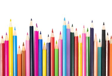 Beyaz arka planda izole edilmiş tahta renkli kalemler. Büyük bir planda çok renkli bir kalem satırı