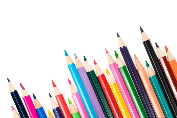 白を基調とした木製の色鉛筆 大きな計画で多色の鉛筆のライン — ストック写真