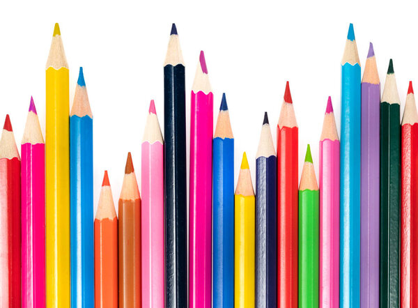 Деревянные цветные карандаши изолированы на белом фоне. Линия разноцветных карандашей в большом плане