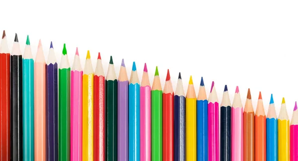 白を基調とした木製の色鉛筆 大きな計画で多色の鉛筆のライン — ストック写真