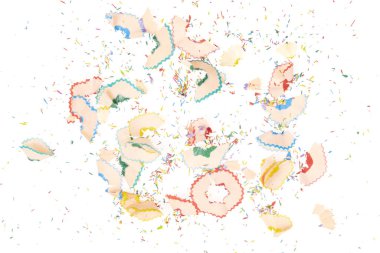 Beyaz arka planda izole edilmiş renkli grafit kırıntıları olan bir grup renkli kalem talaşı. yakın plan