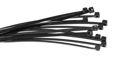 Beyaz arka planda siyah plastik kablo bağları var. Plastik kablolar yakın plan.