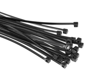 Beyaz arka planda siyah plastik kablo bağları var. Plastik kablolar yakın plan.