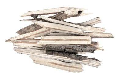 Kuru ağaç dalları beyaz arka planda izole edilmiş. Kırık tahta parçaları. Küçük tahta parçaları yakın plan.