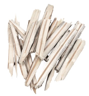 Kuru ağaç dalları beyaz arka planda izole edilmiş. Kırık tahta parçaları. Küçük tahta parçaları yakın plan.