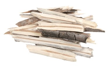 Kuru ağaç dalları beyaz arka planda izole edilmiş. Kırık tahta parçaları. Küçük tahta parçaları yakın plan.