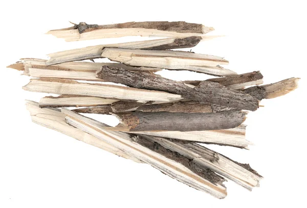 Kuru ağaç dalları beyaz arka planda izole edilmiş. Kırık tahta parçaları. Küçük tahta parçaları yakın plan.